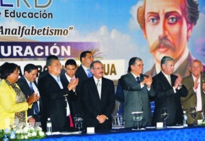 El presidente Danilo Medina y otras autoridades en el acto de inauguración de las escuelas en Azua.