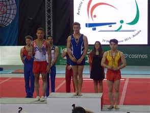 Audrys Nin Reyes, primero desde la izquierda, durante la premiación, junto al estadounidense Eddie Penev, centro, y el chino Ruiyang Qu.