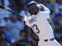 El dominicano Hanley Ramírez, de los Dodgers de Los Angeles, conecta un sencillo productor contra los Piratas de Pittsburg durante la tercera entrada del partido en Los Angeles, el sábado 31 de mayo de 2014. Ramírez consiguió dos jonrones, impulso cinco carreras y anotó cuatro para que los Dodgers ganaran 12-2 a los Piratas. (AP