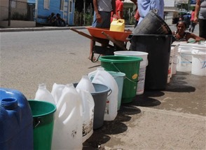 La escasez de agua y las largas distancias que tienen que recorrer para abastecerse del líquido, desespera a los moradores de los más de 40 barrios afectados.