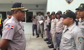 El jefe de la Policía junto a los agentes de la institución de la zona de San Carlos, a los cuales visitó de improviso para evaluar el trabajo de prevención que realizan.