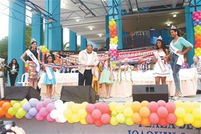 Apertura. Carlos Sanquintín, viceministro de Agricultura, realiza el corte de la cinta en la inauguración de la décima versión de la feria del mango banilejo "Expomango 2014". Le acompaña la niña Emilia Sánchez, reina de la feria del mango. 