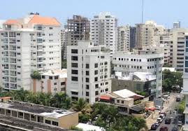 Así luce ahora el ensanche Naco, de esta capital, luego de la construcción de docenas de edificios de apartamentos que han transformado la fisononía del sector. 