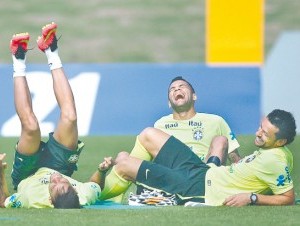 Neymar (izq.), Daniel Álves y Frred bromean durante la práctica del equipo de Brasil en Granja Comary en Teresópolis. AP 