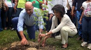 La primera dama, Cándida Montilla, sembró un árbol en el Mirador del Oeste (ruinas de Engombe).