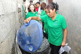 Voluntarios orientan para eliminar criaderos mosquitos.