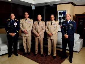 Juan Manuel Puig Hernández, subcomandante general de la Fuerza Aérea Dominicana; vicealmirante Edwin Dominici, comandante de la Armada; almirante Sigfrido Pared Pérez, Ministro de Defensa; mayor general Rubén Paulino Sem, comandante del Ejército.