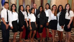 El presidente Medina con los diez estudiantes meritorios.