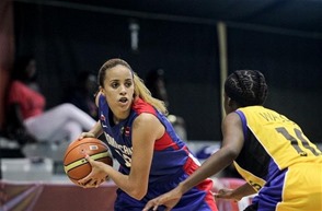 Acción. Melissa Santos, de República Dominicana, protege la pelotaante la defensa de Makela Walcott, de Barbados, durante el partido de ayer en el Campeonato de Baloncesto Caribeño que se celebra en Isla de Tórtola.