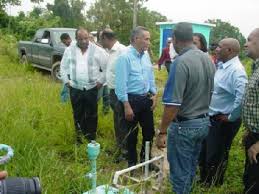 El director ejecutivo del INAPA, ingeniero Alberto Holguín, en uno de sus recorridos por los acueductos.