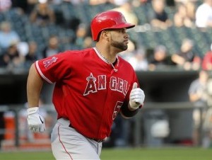 Albert Pujols, de los Angelinos de Los Angeles, observa el vuelo de su cuadrangular solitario contra los Medias Blancas de Chicago, en la quinta entrada del primer juego de una jornada doble, el martes 1 de julio de 2014, en Chicago. (Foto AP/Charles Rex (AP ) 