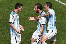 Gonzalo Higuaín (en el centro) reacciona emocionado luego de anotar el gol de la victoria de Argentina, al igual que sus compañeros Lionel Messi y Angel di María. AFP