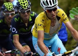 El italiano Vincenzo Nibali avanza en la prueba de ayer escoltado por el español Alejandro Valverde. AFP 