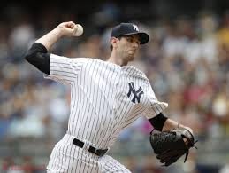 Brandon McCarthy, de los Yanquis de Nueva York, lanza en el partido contra los Rangers de Texas, en el Yankee Stadium el jueves 24 de julio de 2014. Los Yanquis ganaron 4-2. (Foto AP)