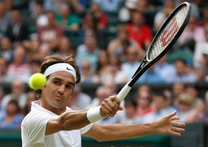 Revés. Roger Federer conecta un golpe de revés durante su partido de ayer frente a Stan Wawrinka en el torneo de tenis de Wimbledon.