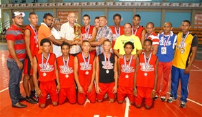 Nelson Ramírez, Isaac Ogando y Conrado Valdez premian el representativo de Moca, campeones del torneo nacional juvenil.