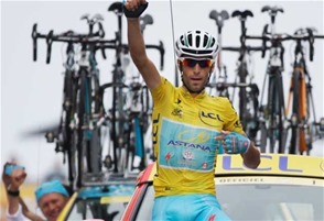 El líder de la clasificación general, el italiano Vincenzo Nibali del equipo Astana, celebra su victoria tras cruzar la línea de meta de la 18ª etapa del Tour de Francia en Hautacam.