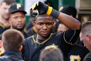 Gregory Polanco, de los Piratas, celebra en el dugout luego de pegar un jonrón solitario frente a Josh Beckett, de los Dodgers, en la tercera entrada del partido de anoche en el béisbol de las Grandes Ligas.