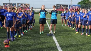 Las españolas Marta Unzué y Alexia Putellas junto a varias de las muchachas participantes en las clínicas de fútbol femenino.