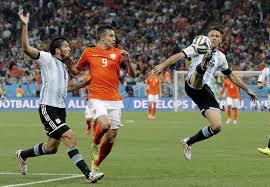 El jugador de Argentina, Martín Demichelis, derecha, patea el balón frente al jugador de Holanda, Robin van Persie, centro, en un partido por las semifinales del Mundial el miércoles, 9 de julio de 2014, en Sao Paulo. (AP