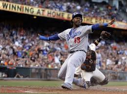 Hanley Ramírez llega a salvo al plato para anotar una carrera para los Dodgers de los Angeles en el choque de esta madrugada contra los Gigantes.