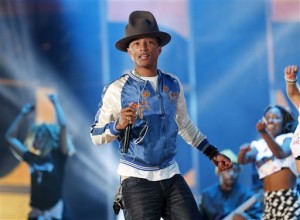 El cantante y productor Pharrell Williams ensaya antes del Juego de Estrellas de la NBA en una fotografía del 16 de febrero de 2014 en New Orleans. Pharrell lanzó esta semana su segundo álbum G I R L, que incluye la canción nominada al Oscar Happy. (Foto AP