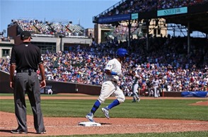 Oportuno. El dominicano Arismendy Alcántara, con el número 7 en su espalda, de los Cachorros de Chicago, corre las bases luego de pegar un jonrón de dos carreras en la sexta entrada contra los Bravos de Atlanta en la tercera entrada.