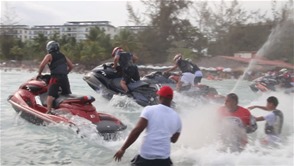 Un pelotón de pilotos a bordo de sus respectivos jet sky al momento de iniciar una de las competencias.