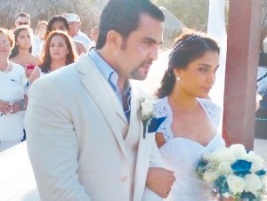 El actor Manny Pérez y su esposa Yumilka Valerio durante la boda. 