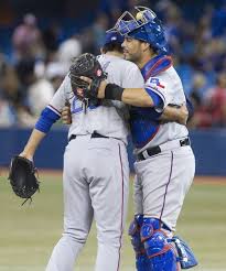 El mexicano Joakim Soria, lanzador de los Rangers de Texas (izquierda), recibe un abrazo del catcher Geovany Soto después de que los Rangers vencieron a los Azulejos de Toronto 5-1 en Toronto el viernes 18 de julio de 2014. (Foto AP