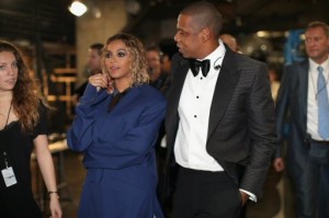 La cantante Beyoncé y el rapero Jay Z fuera del Staples Center.