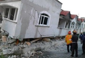 El fuerte movimiento telúrico destruyó casas y dejó al menos dos personas muertas según fuentes bomberiles.