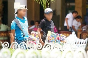 Niñas y niños migrantes centroamericanos ejercen el sexoservicio y aparentan vender solamente dulces. 