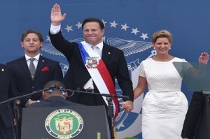 El panameño Juan Carlos Varela (centro) al juramentarse como nuevo presidente de Panamá, afirmó que con su Gobierno se inicia una 'nueva era' en Panamá, que devolverá la fortaleza y credibilidad a la democracia y a las instituciones del país