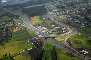 Ecuador ha invertido el 15 por ciento de su Producto Interno Bruto en carreteras, centros de salud, escuelas y hospitales. 