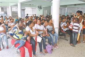 Pacientes en las emergencias del hospital Luis Eduardo Aybar.