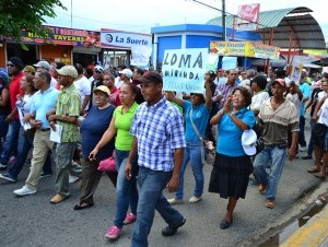 Manifestación a favor de Loma Miranda.