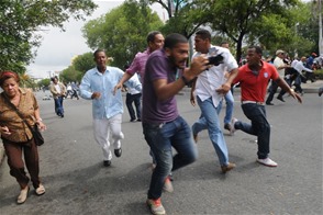 Violencia. Un grupo de personas huye despavorido luego de que se iiniciara un tiroteo cerca de la Casa Nacional del PRD, donde hubo momentos de tensión entre partidarios de los aspirantes a la Presidencia de la organización, Miguel Vargas y Guido Gómez Mazara.