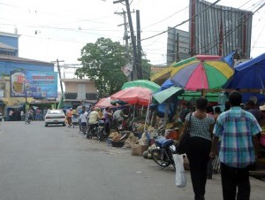 Los espacios públicos son agredidos por pequeños y medianos negocios, sin ningún tipo de sanción. - See more at: http://www.elcaribe.com.do/2014/07/09/santo-domingo-norte-arrabalizado#sthash.dCZxiFee.dpuf