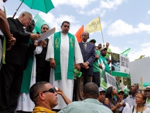 El obispo de la diócesis de La Vega, monseñor Antonio Camilo, pronuncia un discurso en la explanada del Congreso Nacional, en defensa de Loma Miranda. 