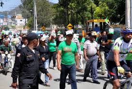 Moradores y varias instituciones del Municipio de Constanza marcharon por las calles, reclamando a Medio Ambiente y Recursos Naturales, paralice la indiscriminada tala de Árboles en esa zona.La Marcha llegó hasta las Oficinas de Medio Ambiente de Municipio.