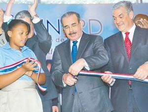 El presidente Danilo Medina corta la cinta en la escuela Milagros Ozuna 