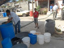 La CAASD aumentó el número de camiones que distribuyen agua en los barrios.