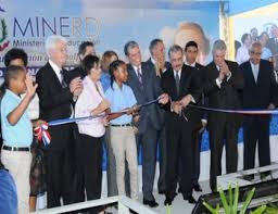 El presidente Danilo Medina, corta la cinta en la inauguración de la Escuela de Paya Baní.