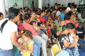 Salud. Cientos de pacientes acuden diariamente al hospital Luis Eduardo Aybar con síntomas del virus chikungunya.