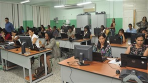 Exámenes. Parte de los profesores que ayer se sometieron a las pruebas de conocimiento en el liceo Víctor Estrella Liz.