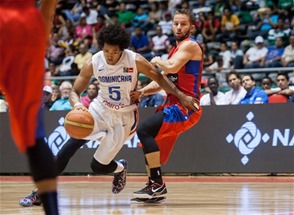 Manuel Fortuna driblea el balón con rapidez ante el asedio de José Juan Barea en el partido de ayerdon de Puerto Rico le quitó el invicto a los dominicanos en el torneo Centrobasket.