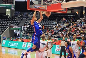 Eloy Vargas donquea la pelota con fortaleza ante las miradas de algunos compañeros y jugadores de jamaica. Vargas fue el más sobresaliente por los quisqueyanos al anotar 23 puntos y atrapar 10 rebotes.