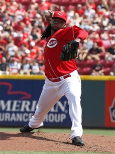 El lanzador dominicano Johnny Cueto, de los Rojos, se apresta a realizar un envío al pentágono durante su salida de anoche contra los Marlins.