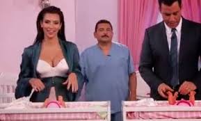 Kim Kardashian demuestra que es experta en cambiar pañales.